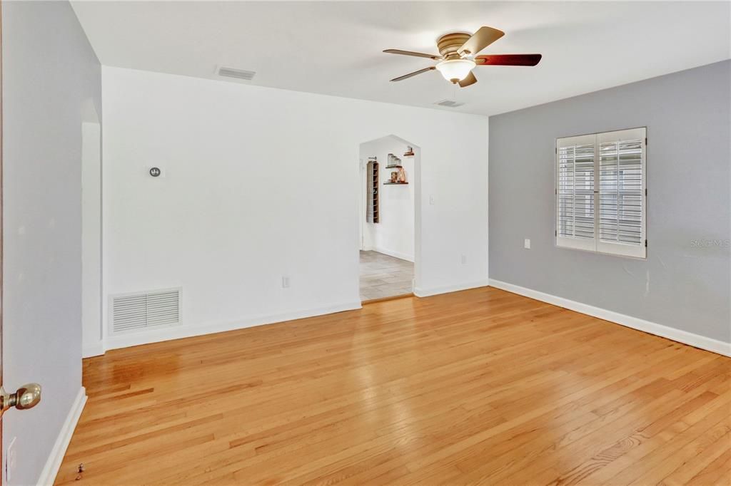 For Sale: $425,000 (2 beds, 1 baths, 762 Square Feet)
