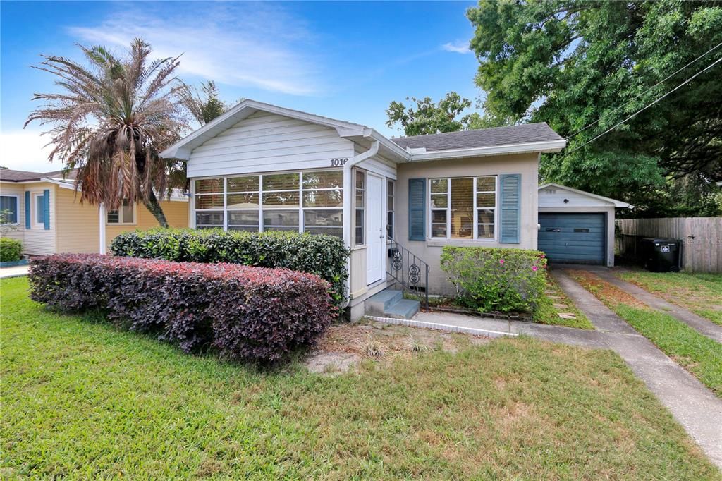 For Sale: $425,000 (2 beds, 1 baths, 762 Square Feet)