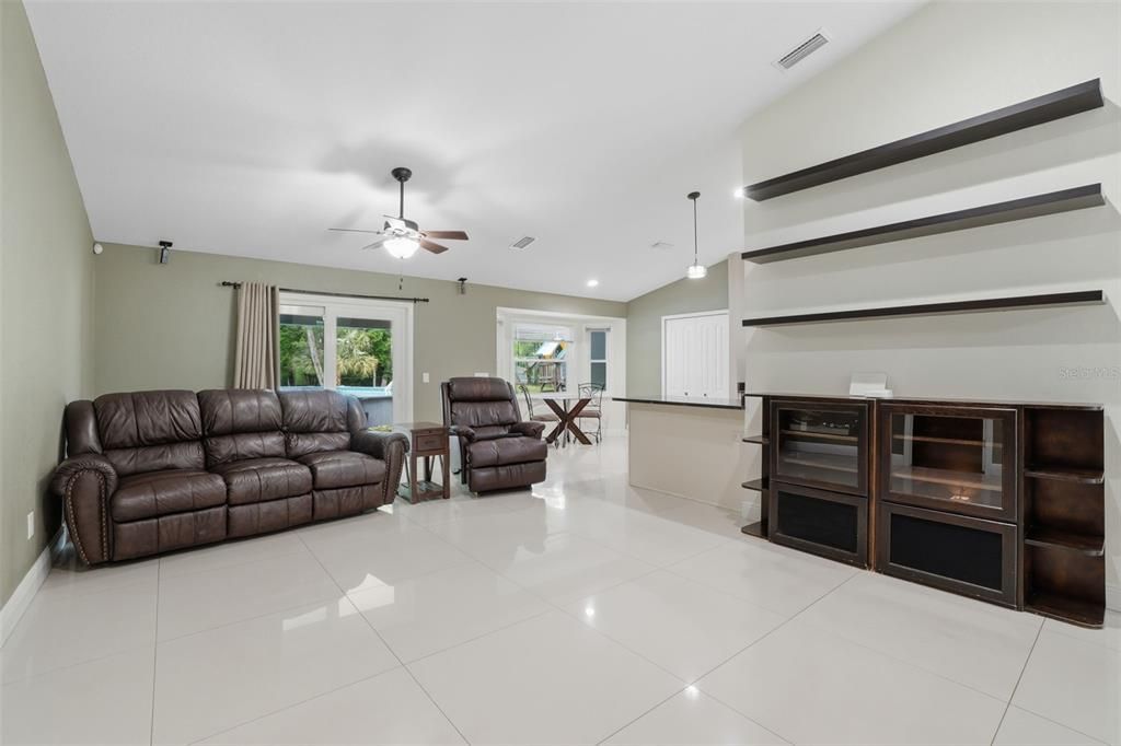 Activo con contrato: $725,000 (4 camas, 2 baños, 2158 Pies cuadrados)