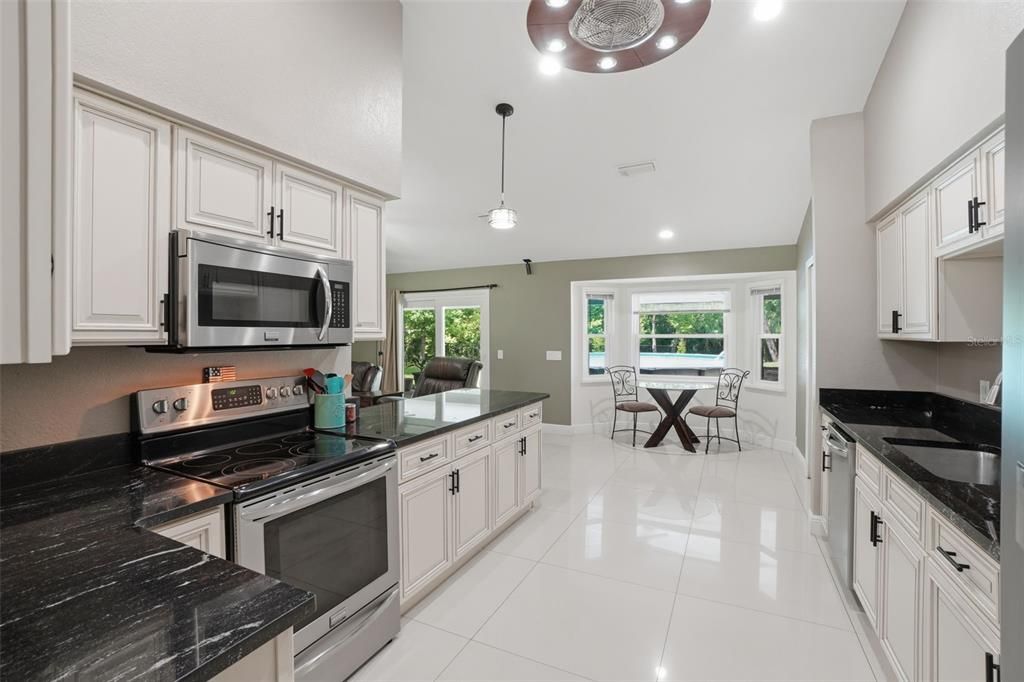 Activo con contrato: $725,000 (4 camas, 2 baños, 2158 Pies cuadrados)