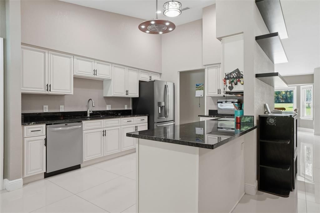 Activo con contrato: $725,000 (4 camas, 2 baños, 2158 Pies cuadrados)