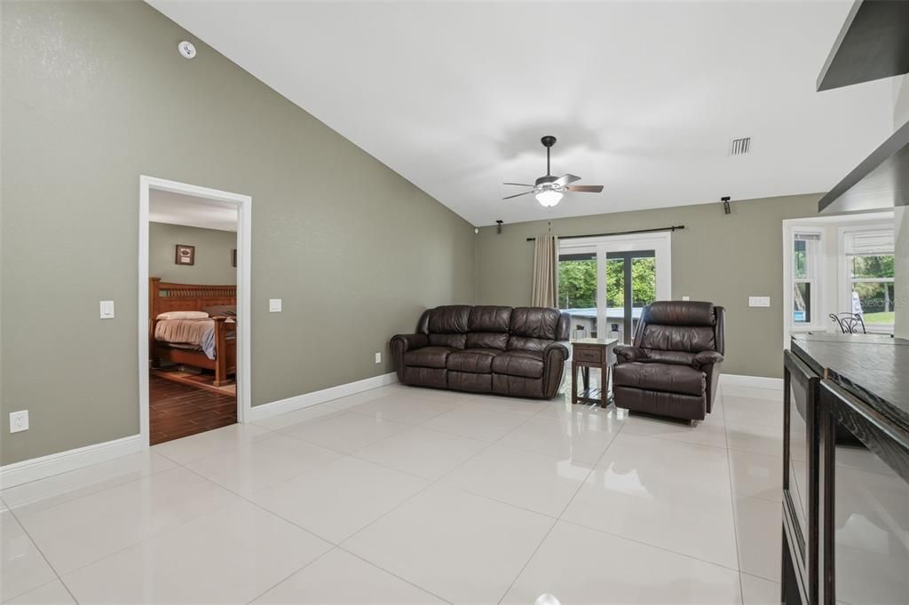 Activo con contrato: $725,000 (4 camas, 2 baños, 2158 Pies cuadrados)