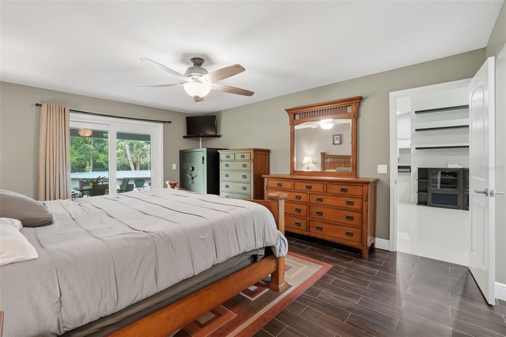 Activo con contrato: $725,000 (4 camas, 2 baños, 2158 Pies cuadrados)