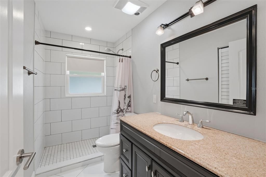 Activo con contrato: $725,000 (4 camas, 2 baños, 2158 Pies cuadrados)