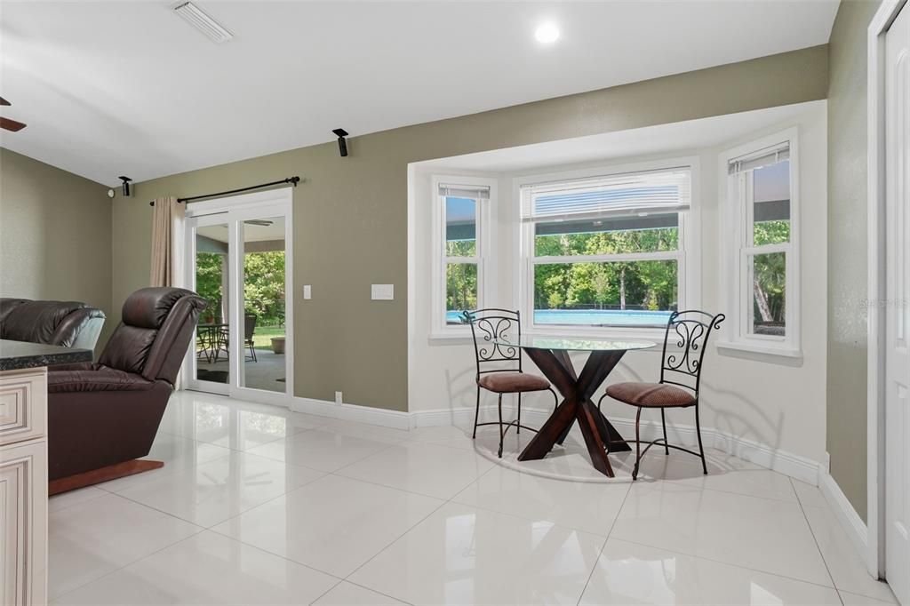 Activo con contrato: $725,000 (4 camas, 2 baños, 2158 Pies cuadrados)
