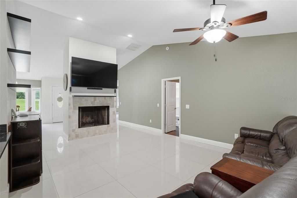 Activo con contrato: $725,000 (4 camas, 2 baños, 2158 Pies cuadrados)