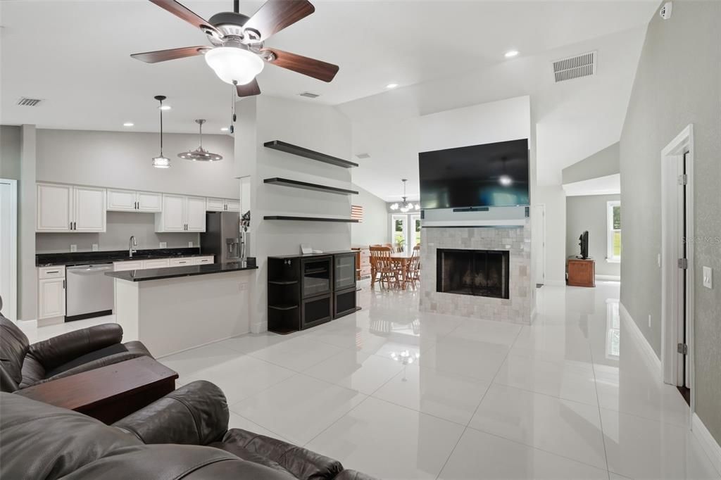 Activo con contrato: $725,000 (4 camas, 2 baños, 2158 Pies cuadrados)