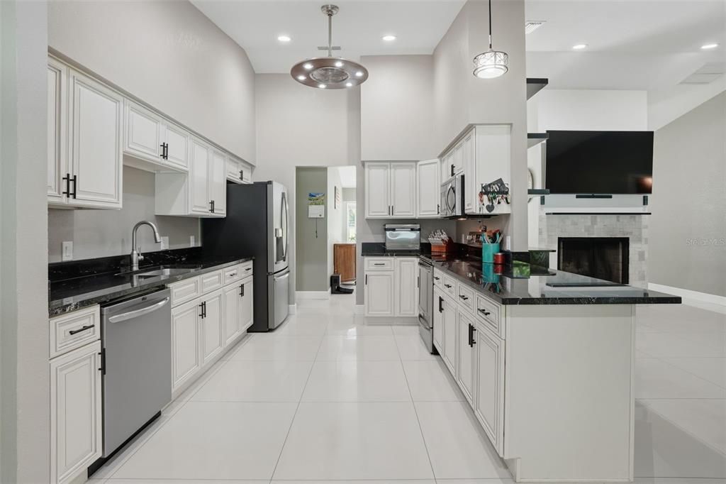 Activo con contrato: $725,000 (4 camas, 2 baños, 2158 Pies cuadrados)