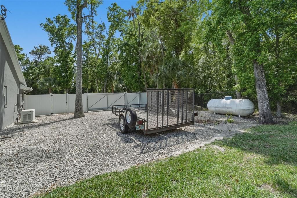 Activo con contrato: $725,000 (4 camas, 2 baños, 2158 Pies cuadrados)