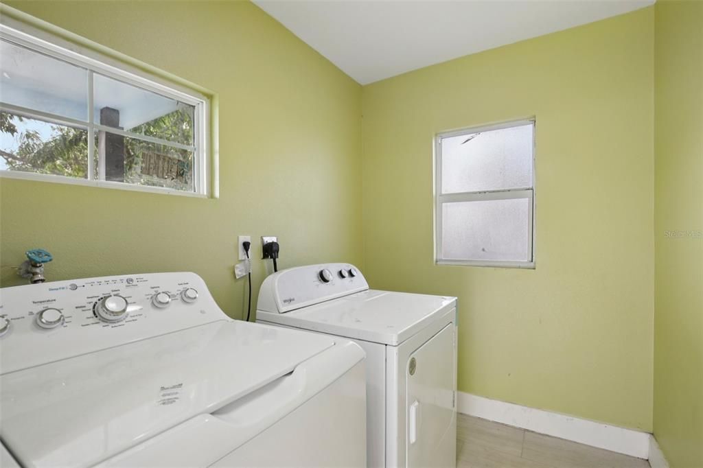 Activo con contrato: $269,000 (3 camas, 2 baños, 1200 Pies cuadrados)