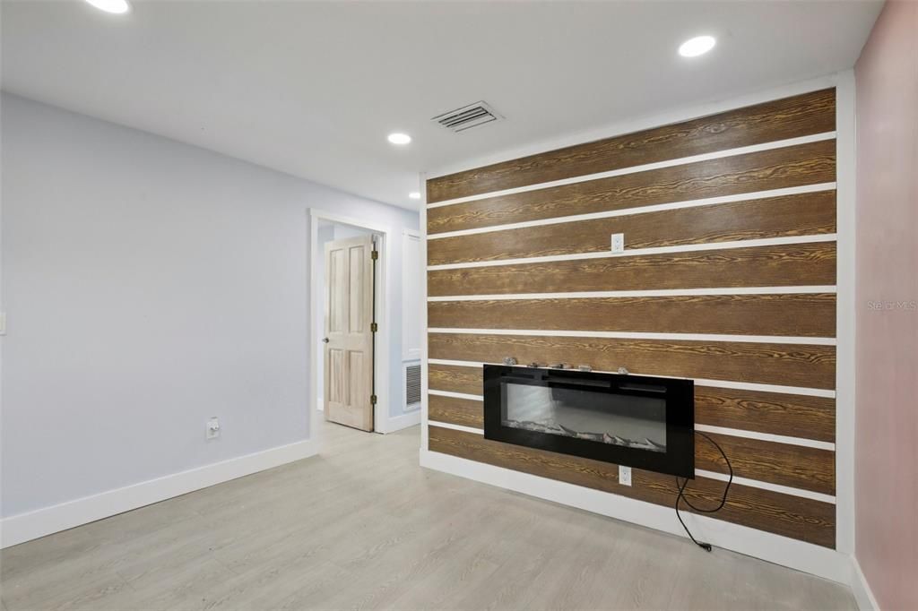 Activo con contrato: $269,000 (3 camas, 2 baños, 1200 Pies cuadrados)