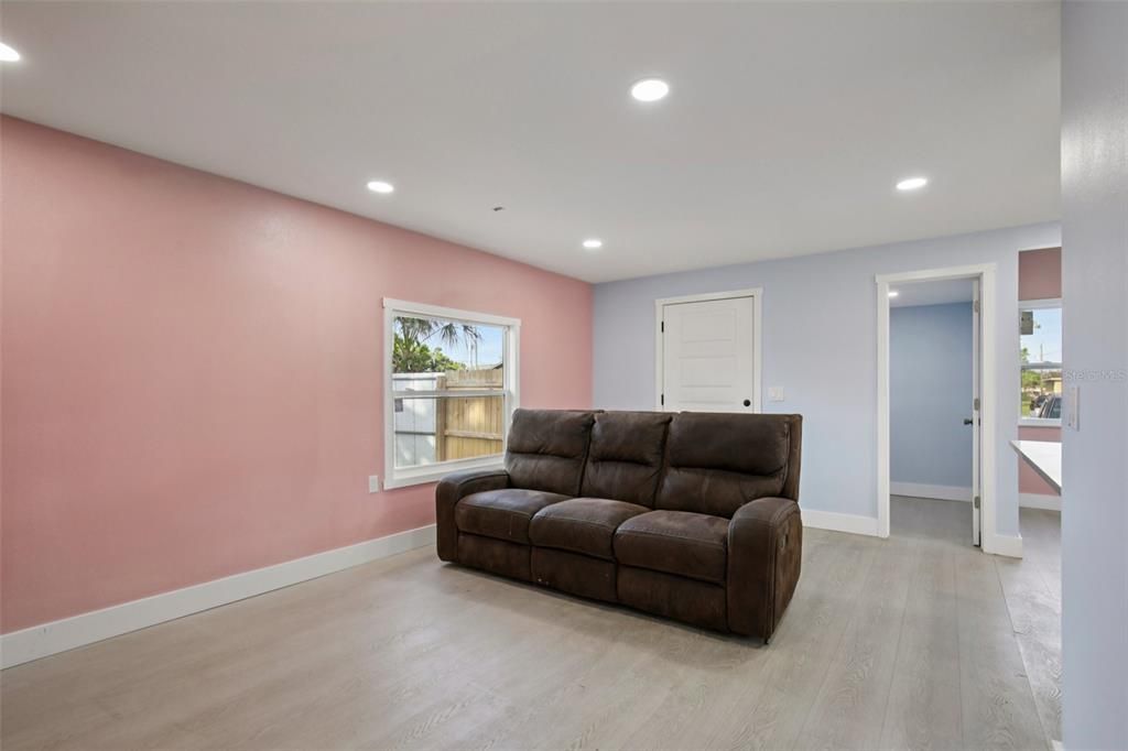 Activo con contrato: $269,000 (3 camas, 2 baños, 1200 Pies cuadrados)