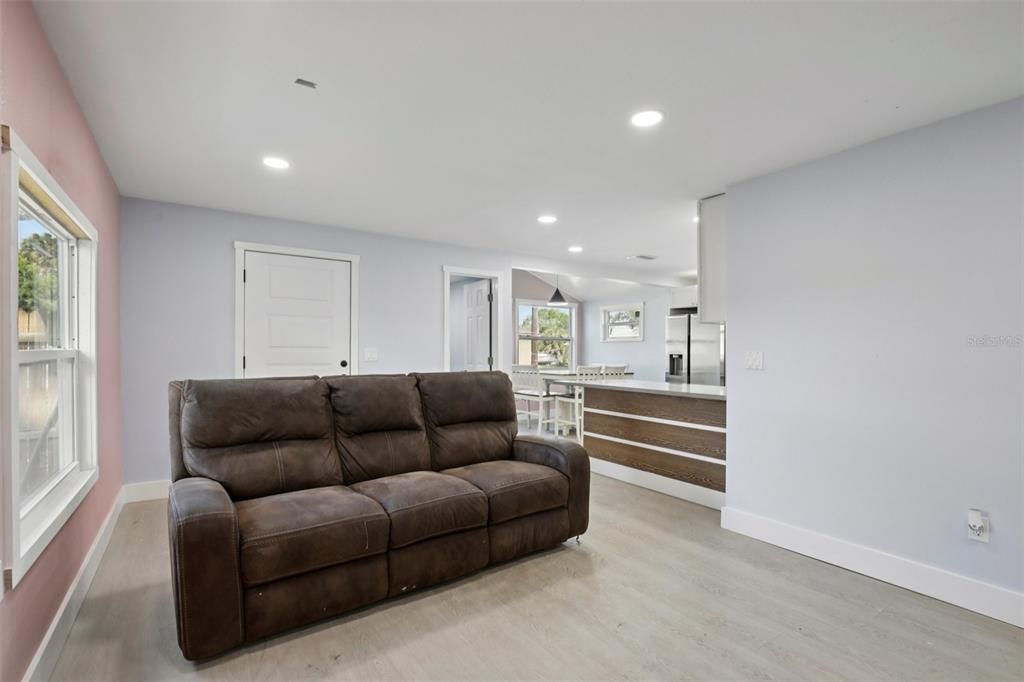 Activo con contrato: $269,000 (3 camas, 2 baños, 1200 Pies cuadrados)