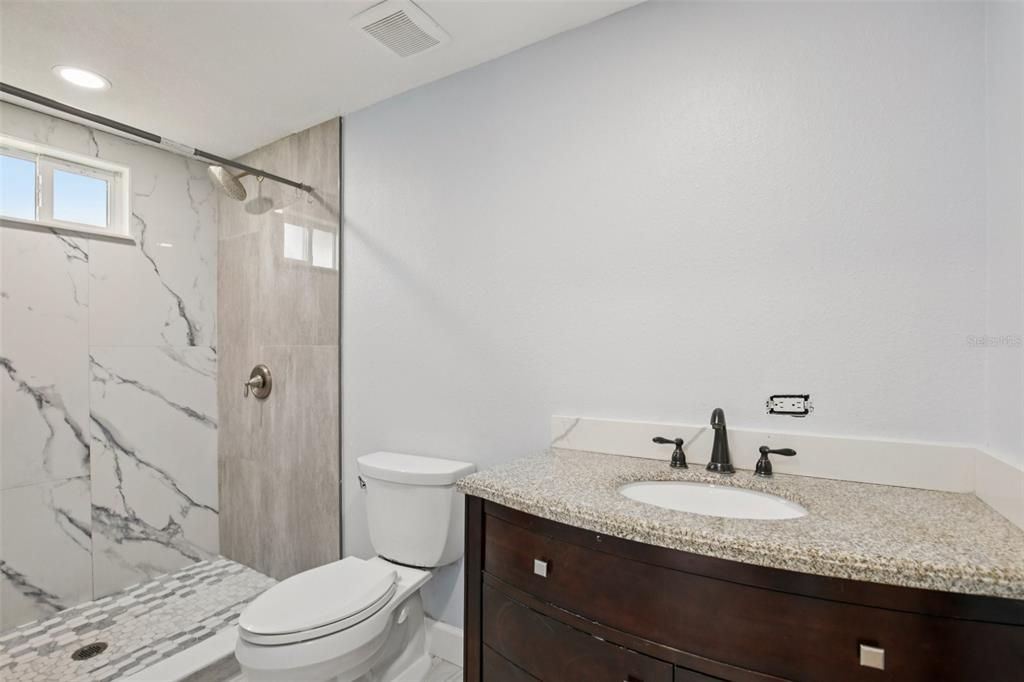 Activo con contrato: $269,000 (3 camas, 2 baños, 1200 Pies cuadrados)