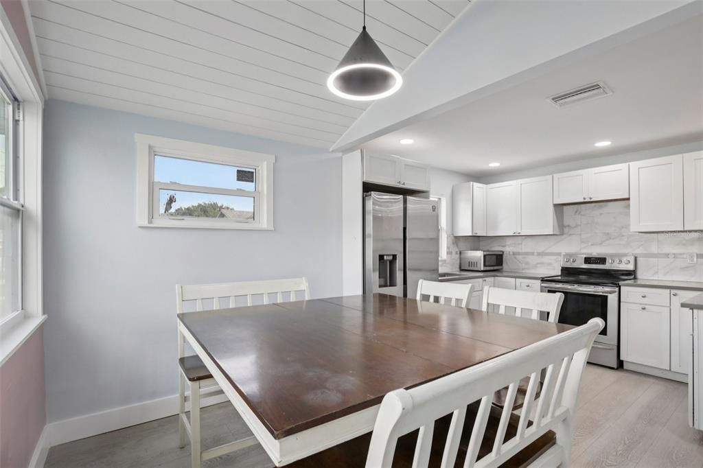 Activo con contrato: $269,000 (3 camas, 2 baños, 1200 Pies cuadrados)