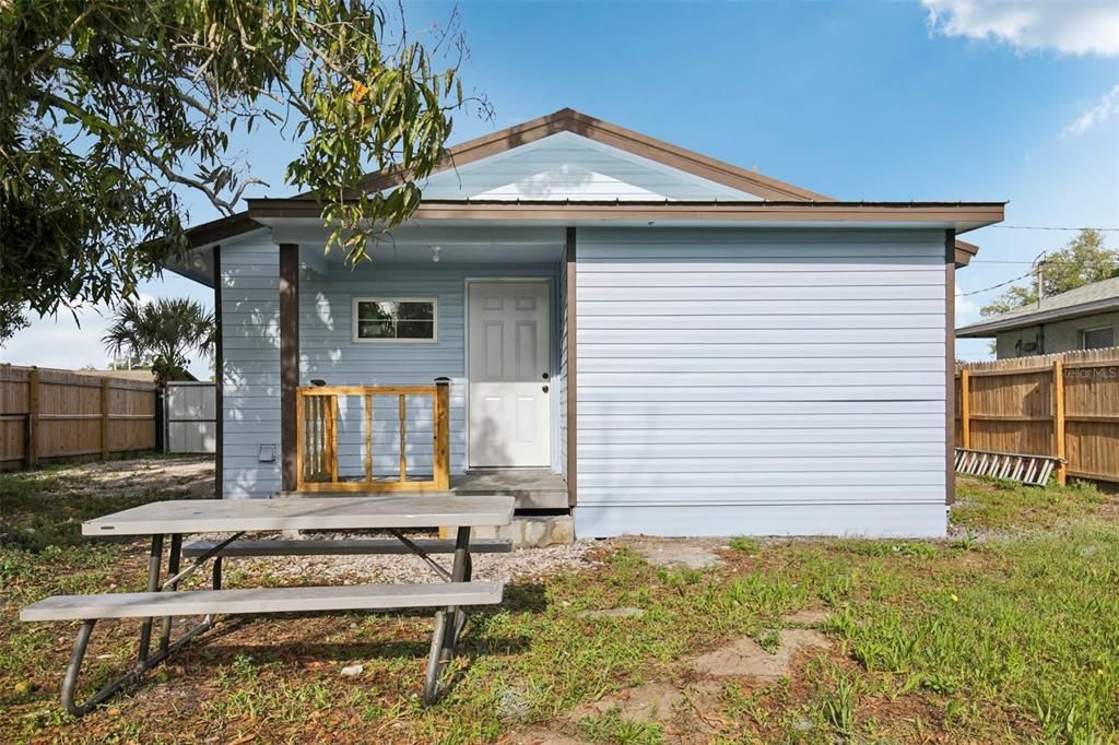 Activo con contrato: $269,000 (3 camas, 2 baños, 1200 Pies cuadrados)