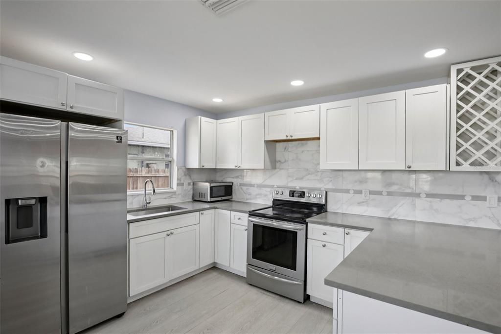 Activo con contrato: $269,000 (3 camas, 2 baños, 1200 Pies cuadrados)