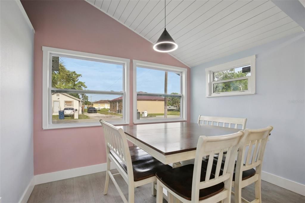 Activo con contrato: $269,000 (3 camas, 2 baños, 1200 Pies cuadrados)