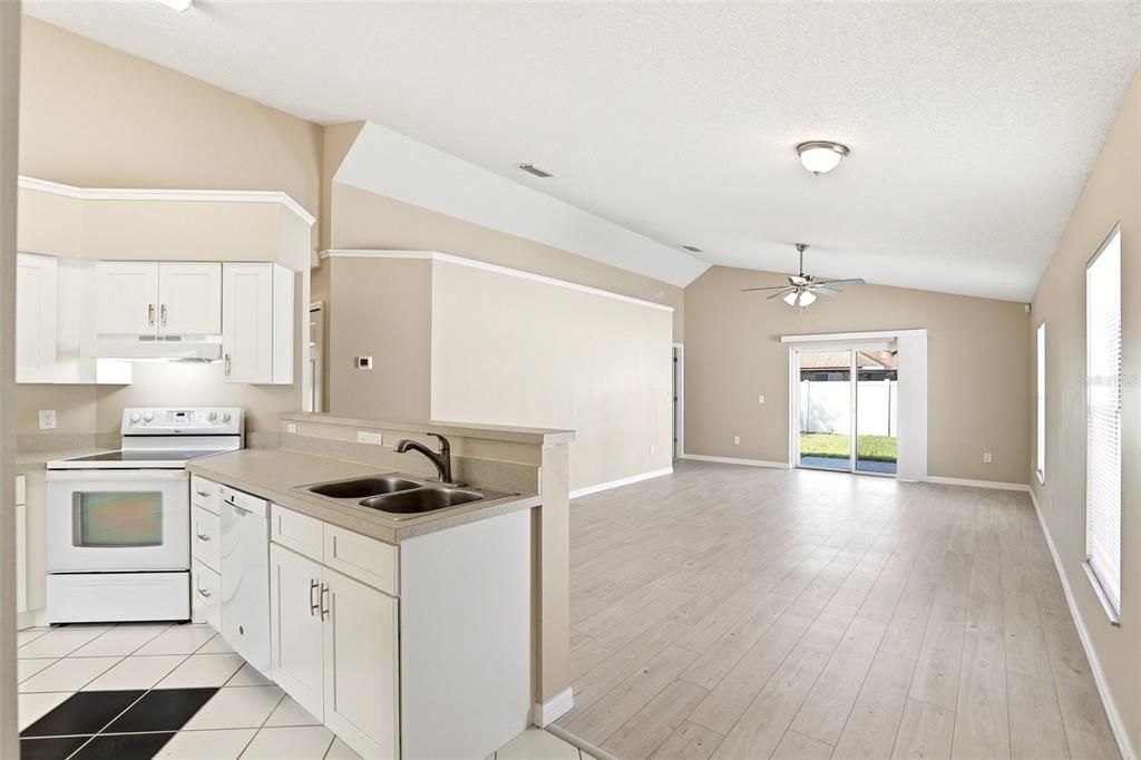 Activo con contrato: $355,000 (3 camas, 2 baños, 1333 Pies cuadrados)