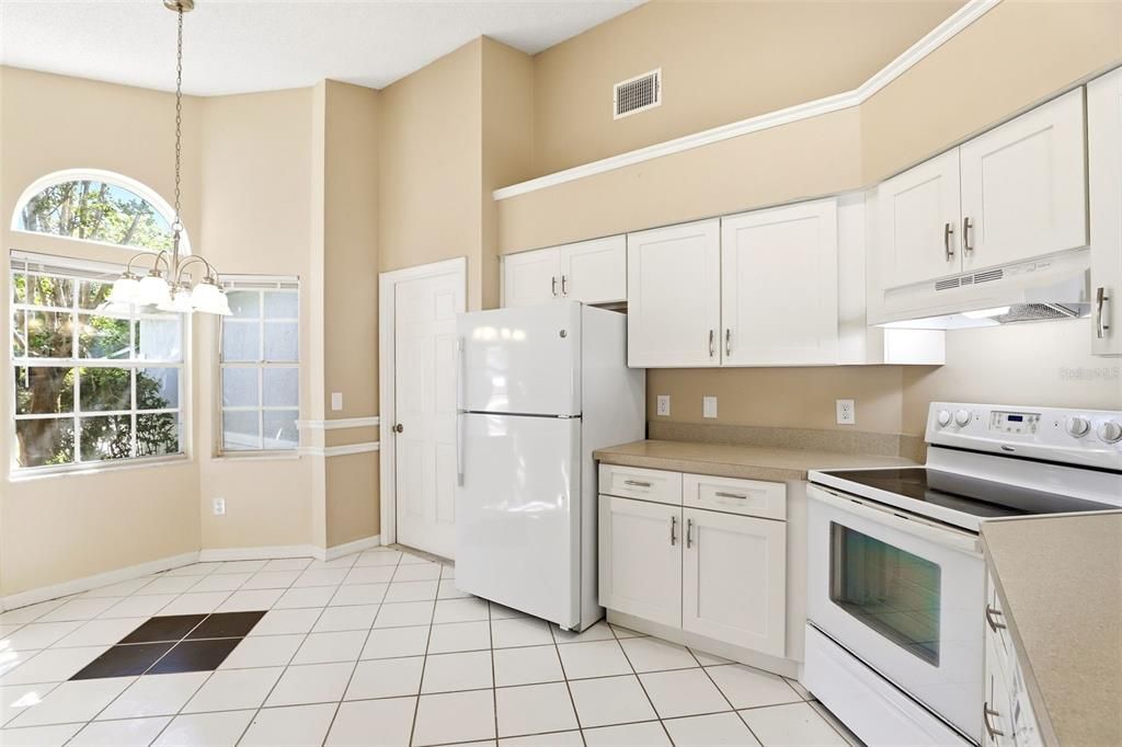 Activo con contrato: $355,000 (3 camas, 2 baños, 1333 Pies cuadrados)