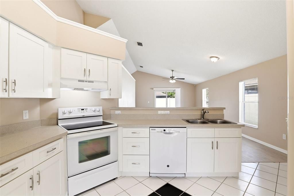 Activo con contrato: $355,000 (3 camas, 2 baños, 1333 Pies cuadrados)