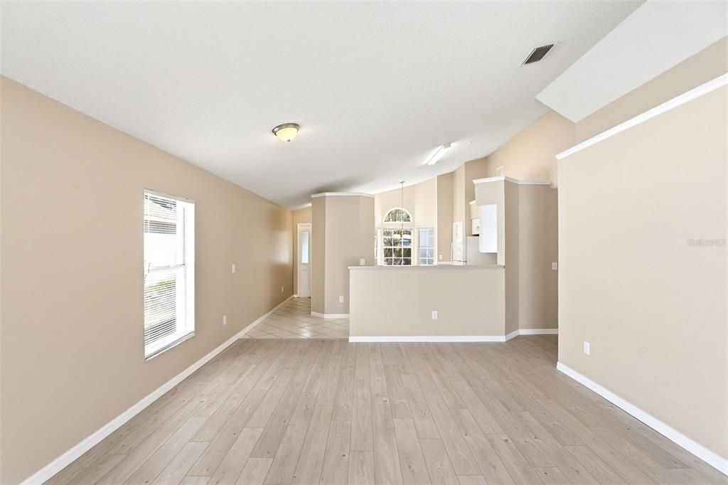 Activo con contrato: $355,000 (3 camas, 2 baños, 1333 Pies cuadrados)