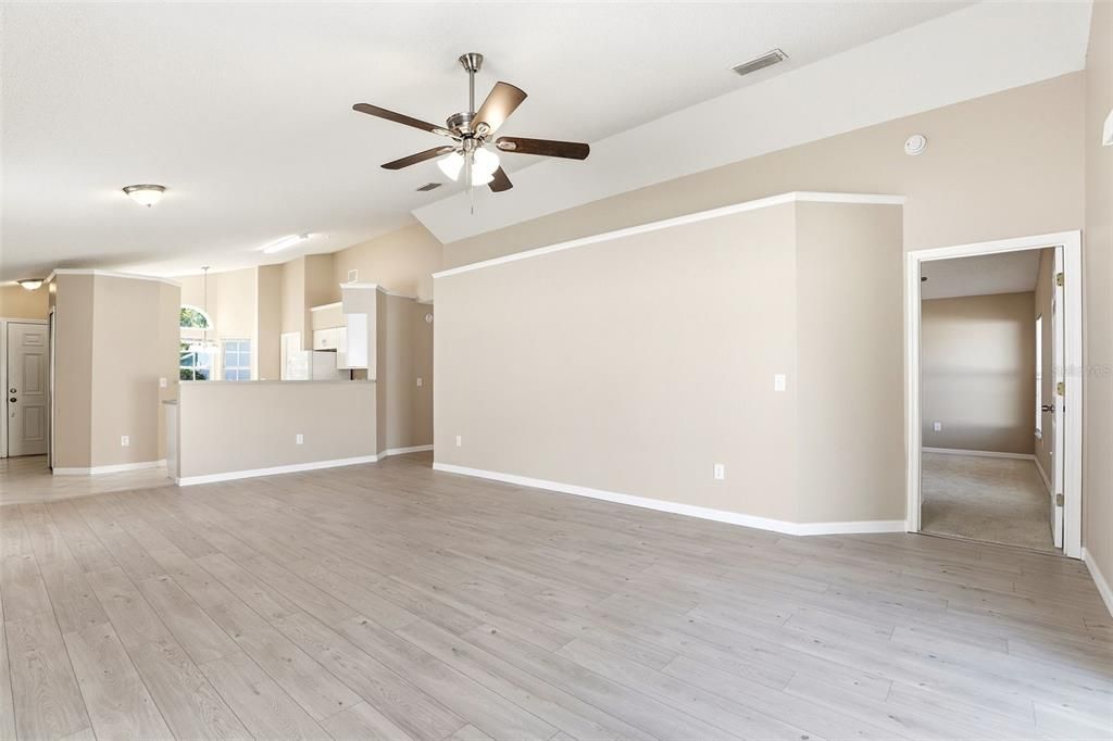 Activo con contrato: $355,000 (3 camas, 2 baños, 1333 Pies cuadrados)