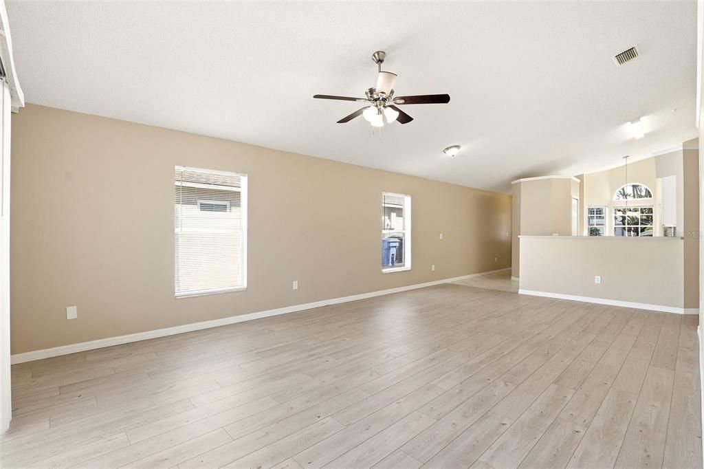 Activo con contrato: $355,000 (3 camas, 2 baños, 1333 Pies cuadrados)