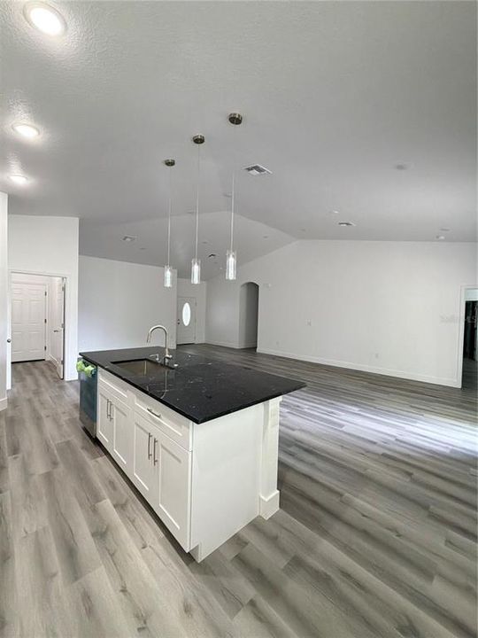 Под контрактом: $399,000 (4 спален, 2 ванн, 1978 Квадратных фут)