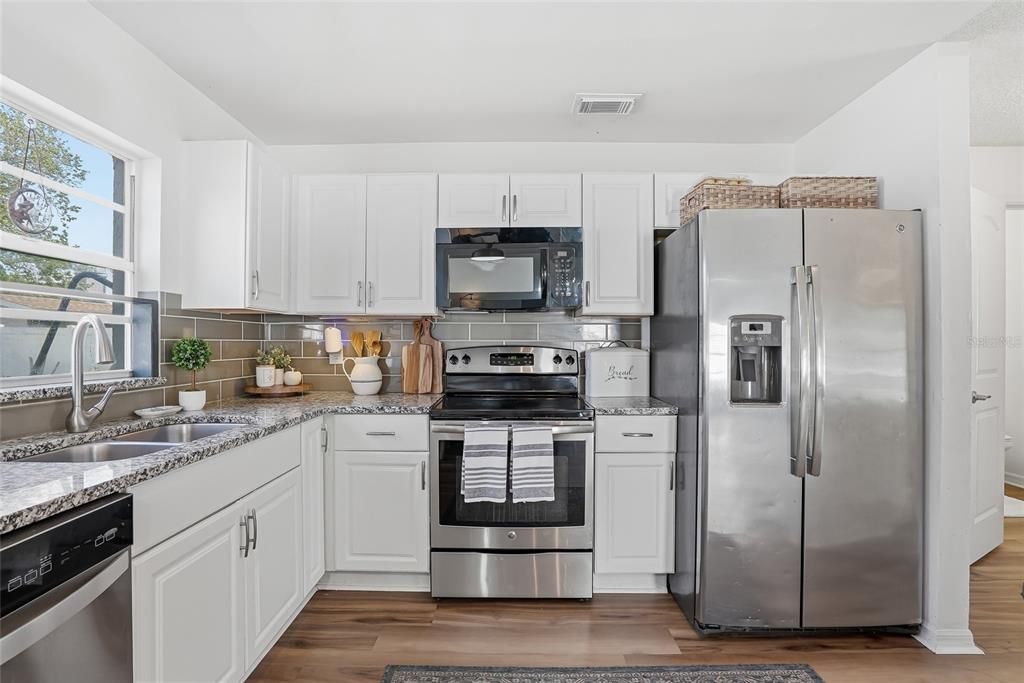Activo con contrato: $449,000 (5 camas, 2 baños, 2241 Pies cuadrados)