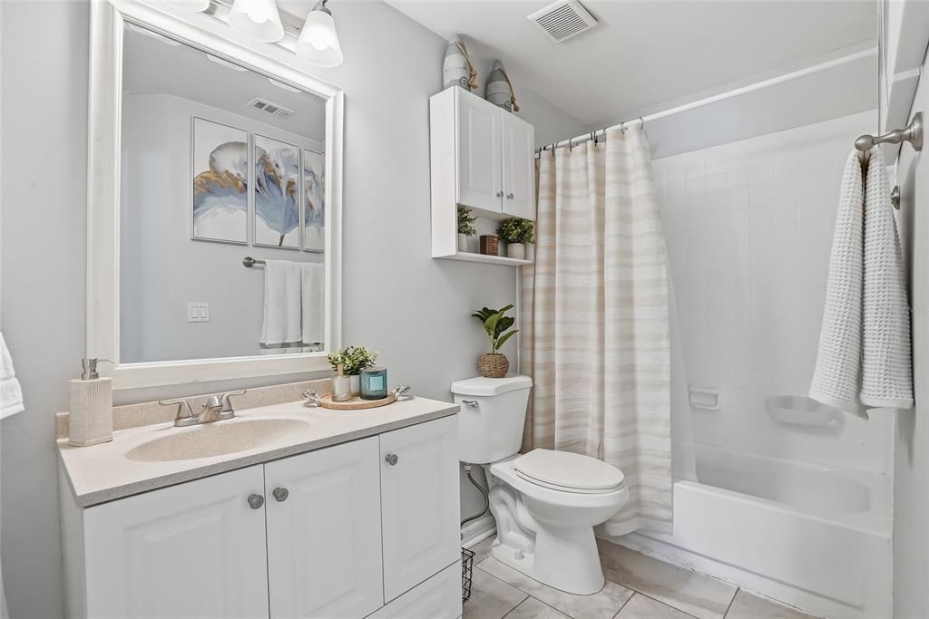 Activo con contrato: $449,000 (5 camas, 2 baños, 2241 Pies cuadrados)