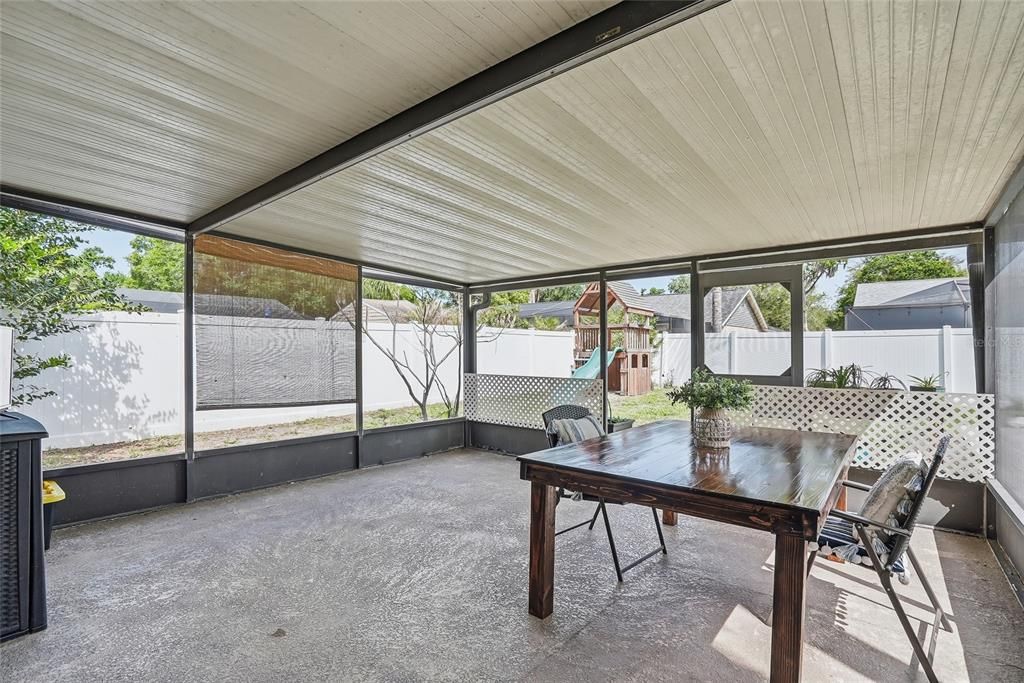 Activo con contrato: $449,000 (5 camas, 2 baños, 2241 Pies cuadrados)