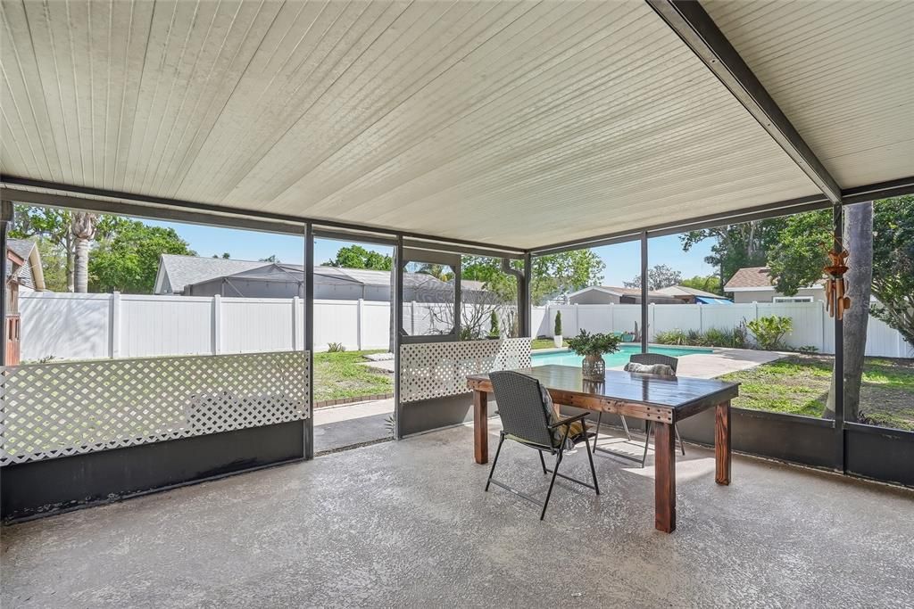 Activo con contrato: $449,000 (5 camas, 2 baños, 2241 Pies cuadrados)