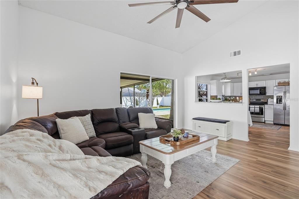 Activo con contrato: $449,000 (5 camas, 2 baños, 2241 Pies cuadrados)