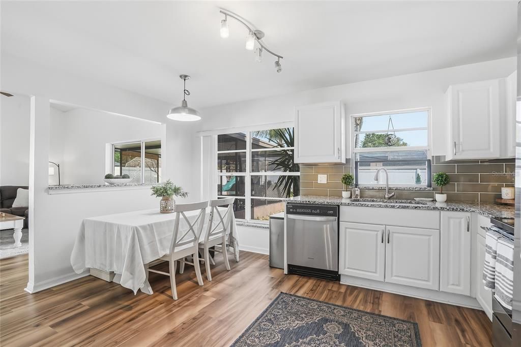 Activo con contrato: $449,000 (5 camas, 2 baños, 2241 Pies cuadrados)