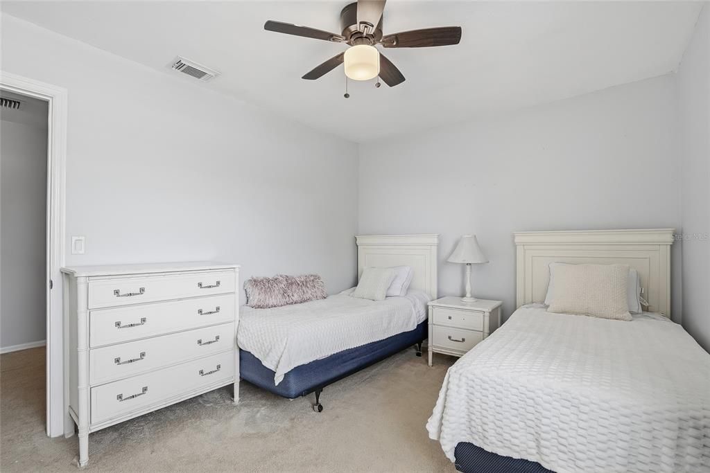 Activo con contrato: $449,000 (5 camas, 2 baños, 2241 Pies cuadrados)