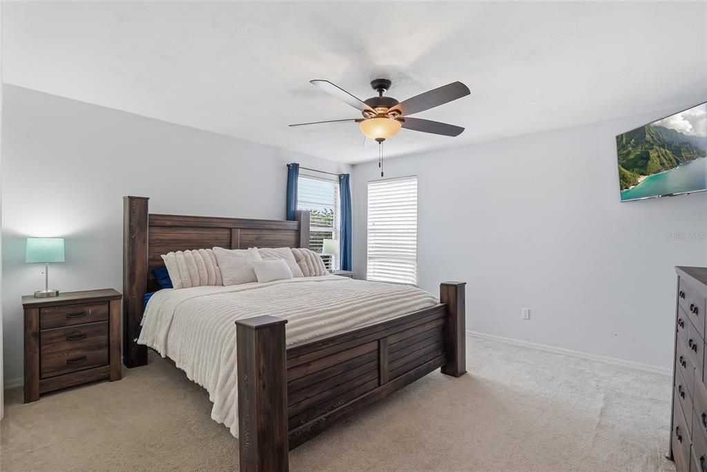 Activo con contrato: $449,000 (5 camas, 2 baños, 2241 Pies cuadrados)