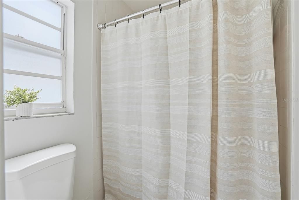 Activo con contrato: $449,000 (5 camas, 2 baños, 2241 Pies cuadrados)
