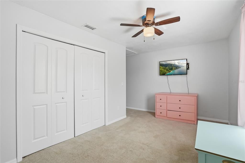 Activo con contrato: $449,000 (5 camas, 2 baños, 2241 Pies cuadrados)