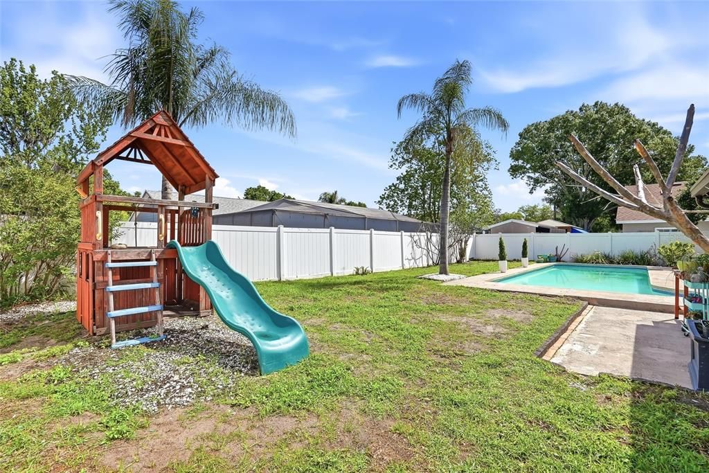 Activo con contrato: $449,000 (5 camas, 2 baños, 2241 Pies cuadrados)