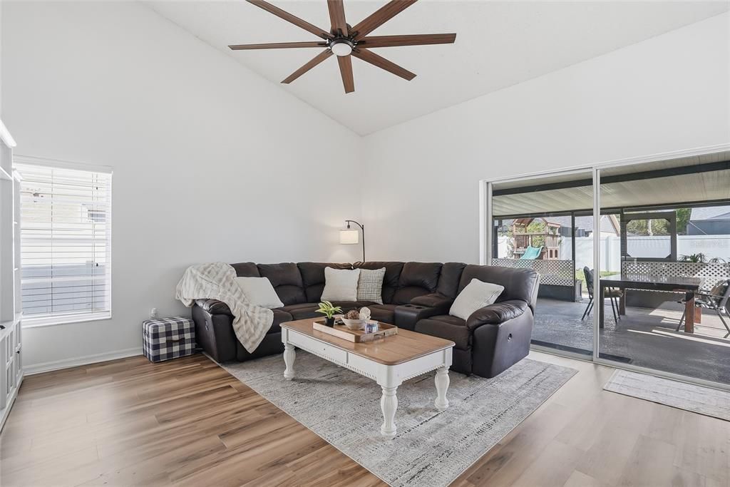 Activo con contrato: $449,000 (5 camas, 2 baños, 2241 Pies cuadrados)