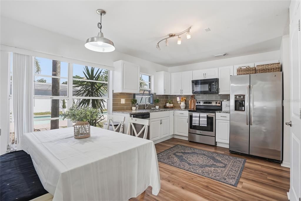 Activo con contrato: $449,000 (5 camas, 2 baños, 2241 Pies cuadrados)