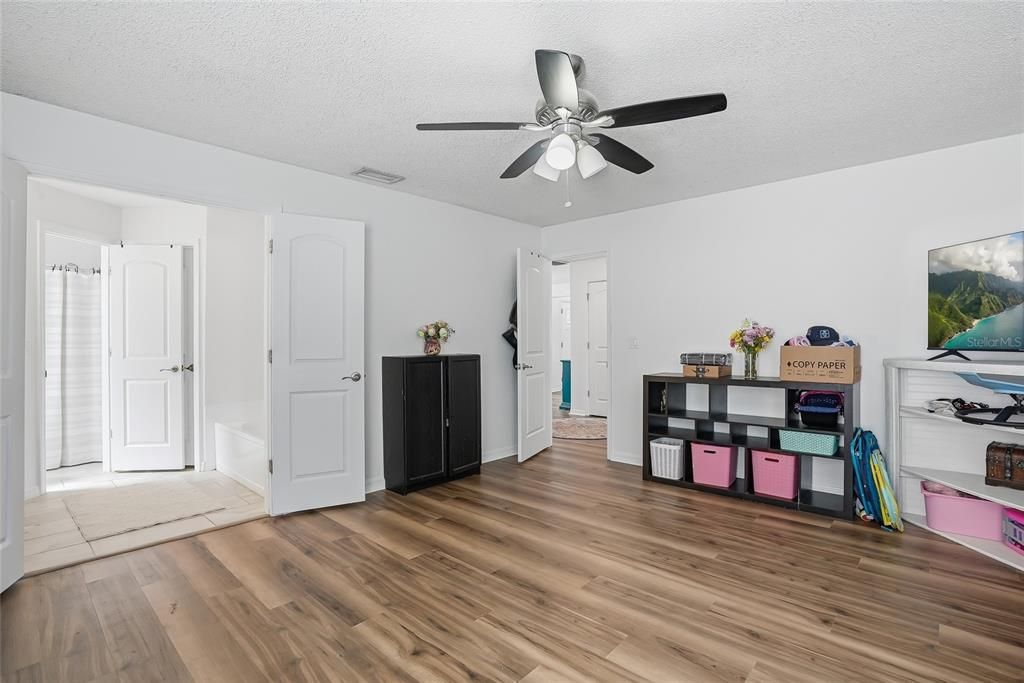 Activo con contrato: $449,000 (5 camas, 2 baños, 2241 Pies cuadrados)