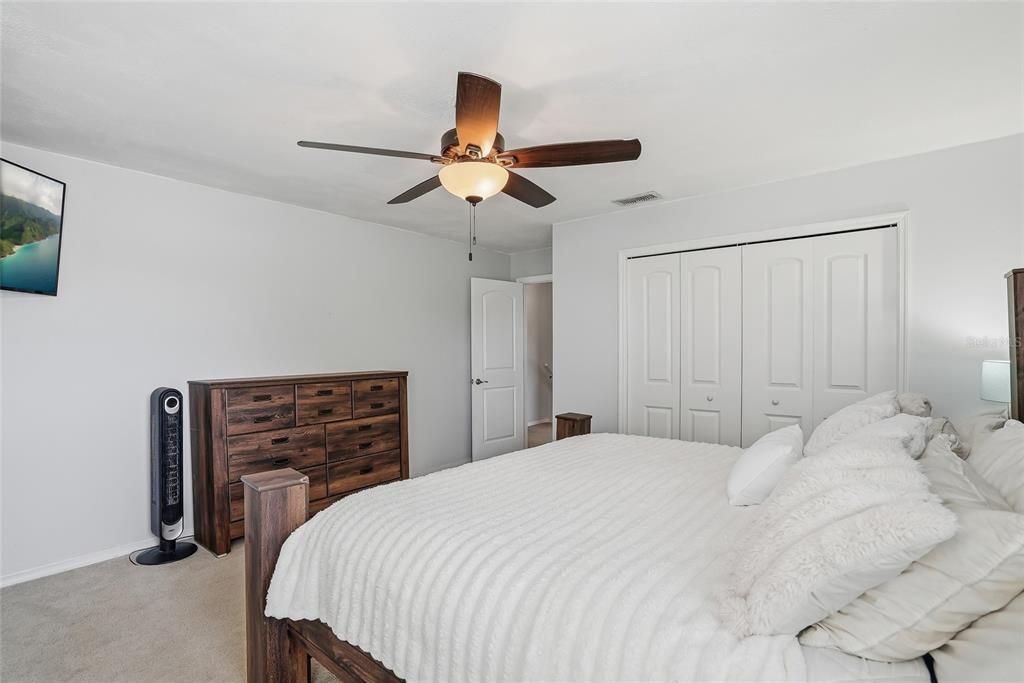 Activo con contrato: $449,000 (5 camas, 2 baños, 2241 Pies cuadrados)