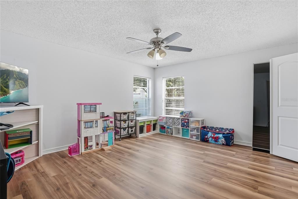 Activo con contrato: $449,000 (5 camas, 2 baños, 2241 Pies cuadrados)