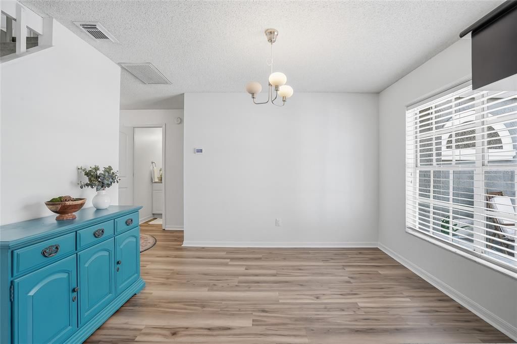 Activo con contrato: $449,000 (5 camas, 2 baños, 2241 Pies cuadrados)