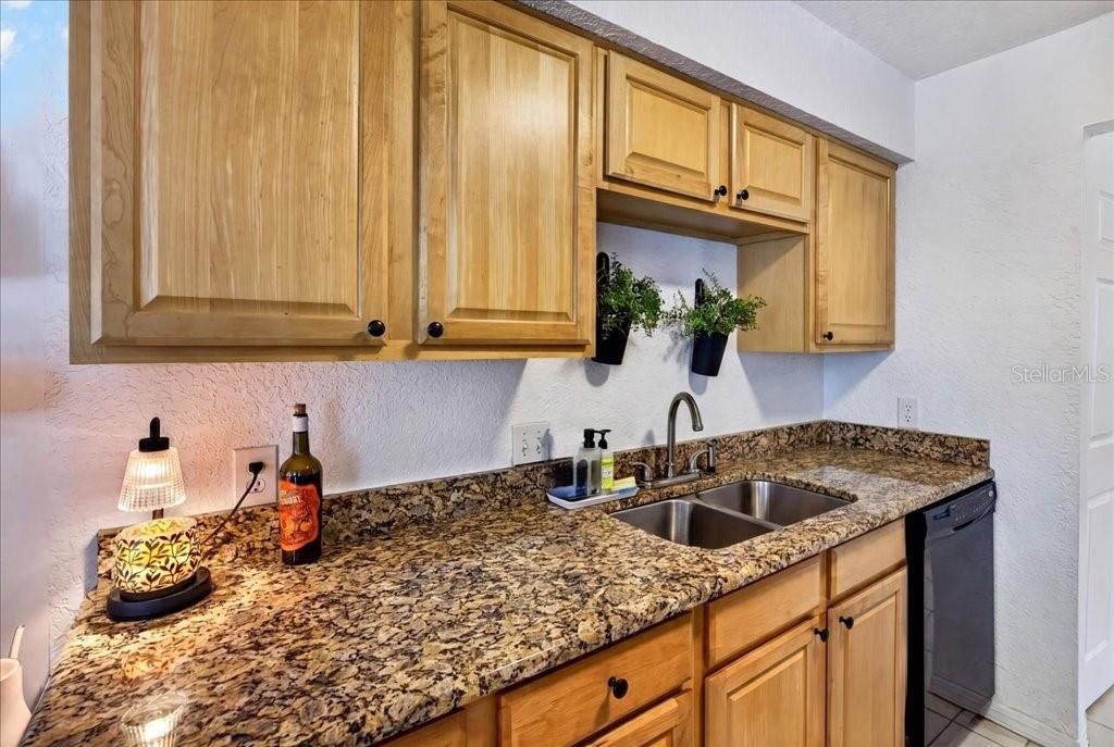 For Sale: $310,000 (2 beds, 2 baths, 947 Square Feet)