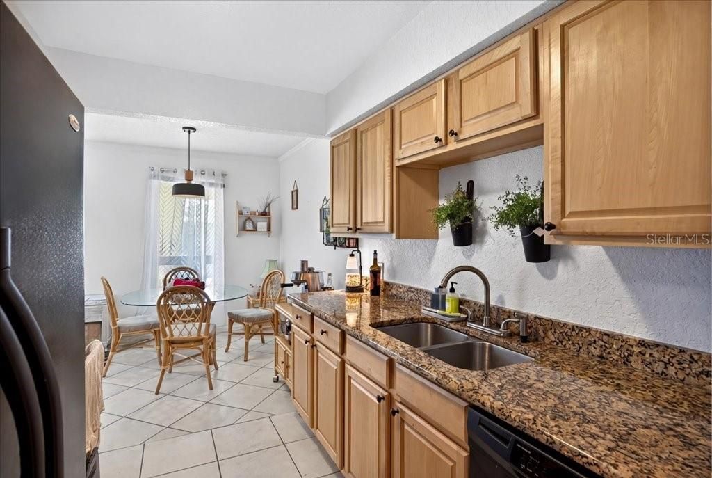 For Sale: $310,000 (2 beds, 2 baths, 947 Square Feet)