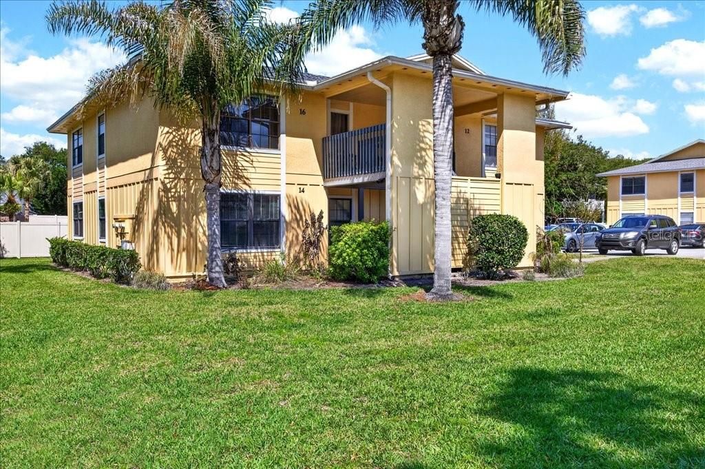 For Sale: $310,000 (2 beds, 2 baths, 947 Square Feet)
