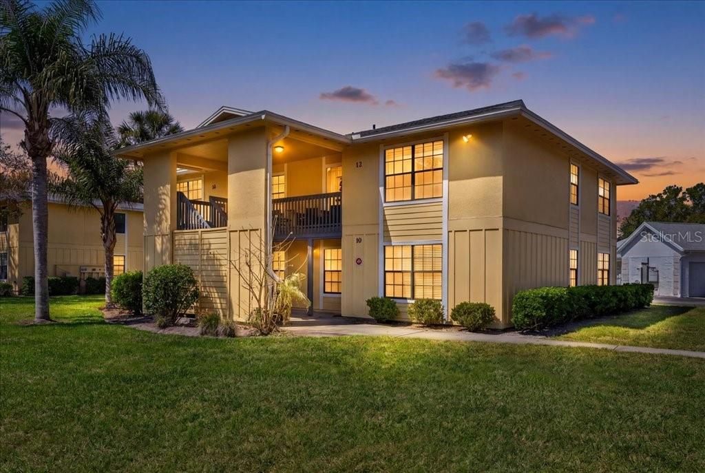 For Sale: $310,000 (2 beds, 2 baths, 947 Square Feet)